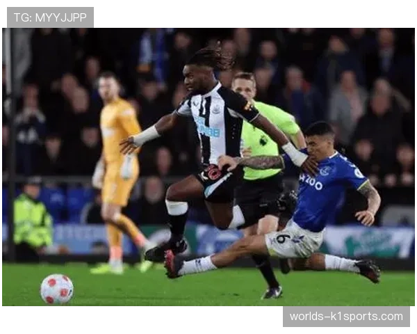 英超保级大战:埃弗顿门将皮克福德神扑,力保球队半场零封卢顿